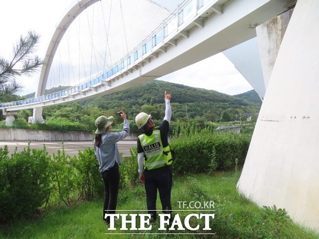 국토안전관리원이 오는 10월 31일 경주에서 개막되는 APEC 정상회의를 앞두고 주요 시설물에 대한 안전점검을 하고 있다./국토안전관리원