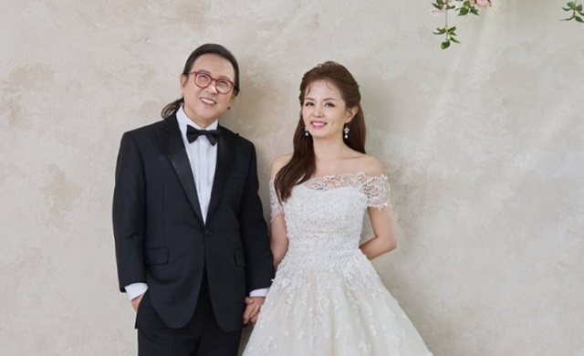 트로트 가수 나미애(60, 오른쪽)가 작곡가 김인효와 부부의 연을 맺는다. 두 사람은 음악 작업을 통해 서로에 대한 이해와 신뢰를 키운 두 사람은 결국 백년가약을 맺게 됐다. /나미애 제공