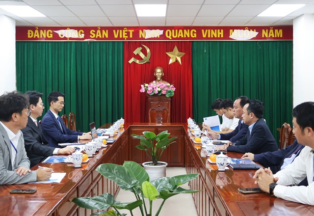 지난 10일 베트남 동나이성에서 대한전선과 동나이성 관계자들이 투자 협의를 하고 있다. /대한전선