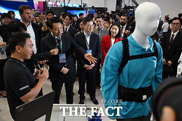 Try Everything 2025 부스 둘러보는 오세훈 서울시장.