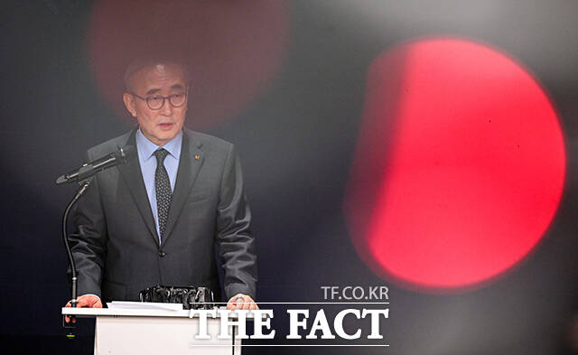 11일 서울 광화문 KT 사옥서 열린 소액결제 피해 관련 긴급 기자회견에서 김영섭 KT 대표가 브리핑하고 있다. /임영무 기자