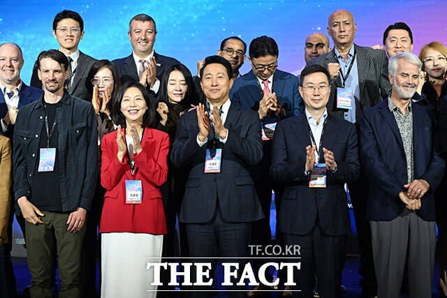 박수와 함께 Try Everything 2025 개막식 알리는 오 시장(가운데).