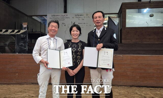 박정제 선수, 양혜정 세종시장애인승마협회장, 이종하 선수(왼쪽부터)가 시상후 기념촬영을 하고 있다. /세종시