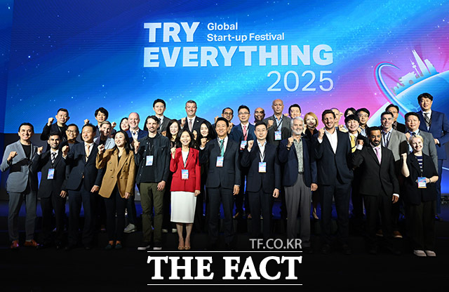 오세훈 서울시장(가운데) 및 관계자들이 11일 오전 서울 중구 DDP에서 열린 Try Everything 2025 개막식에서 기념촬영을 하고 있다. /남용희 기자