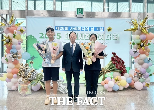 대전봉사체험교실 청소년봉사단 소속 윤승우(대전중 2년, 사진 왼쪽)와 김서윤(대전여고 1년, 오른쪽)가 11일 평송청소년문화센터 대극장에서 열린 제26회 사회복지의 날 기념 2025 대전사회복지대회에서 설동호 교육감(가운데)으로부터 대전시교육감 표창을 수상했다./선치영 기자
