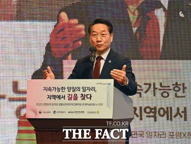 11일 홀리데이인송도에서 열린 2025 제2회 대한민국 일자리포럼에서 유정복 인천시장이 축사를 하고 있다. /인천시