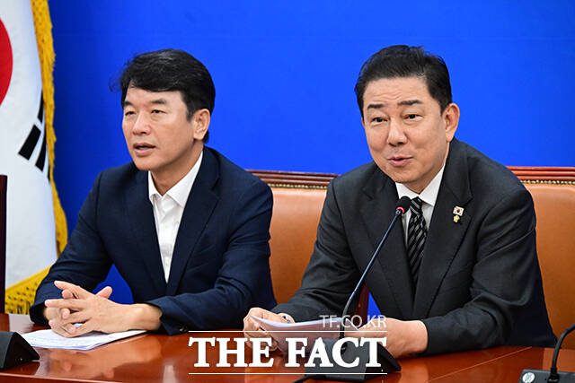 이날 회의에서 모두발언을 하는 김병기 원내대표와 문진석 원내수석부대표의 모습.