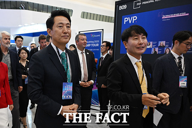 Try Everything 2025 부스 둘러보는 오 시장.