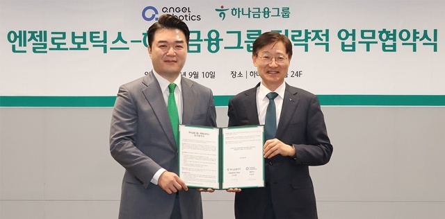 하나금융그룹은 지난 10일 오후 서울 명동사옥에서 대한민국 대표 웨어러블 로봇기업 엔젤로보틱스와 함께 생산적 금융 확대를 위한 로봇과 금융의 융합을 통한 미래전략산업 공동 발굴 업무협약을 체결했다. 이날 행사에 참석한 이승열 하나금융그룹 부회장(오른쪽)이 조남민 엔젤로보틱스 대표이사와 함께 업무협약서를 들고 기념촬영을 하고 있다. /하나금융그룹