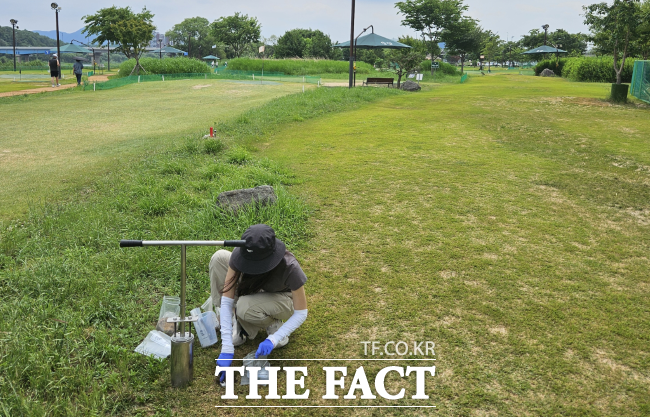 경기도보건환경연구원의 파크골프장 잔류 농약 검사 모습. /경기도보건환경연구원