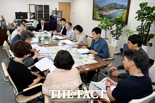 대전 중구 간부 공무원들이 11일 국정과제 연계 정부 예산 대응 현안 점검회의를 실시하고 있다./대전 중구