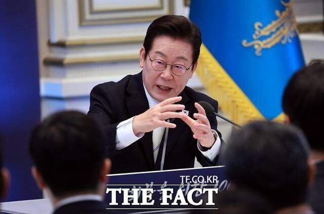 이재명 대통령이 이날 오전 기자회견에서 (양도세 대주주 기준을) 굳이 50억에서 10억으로 반드시 낮춰야 한다고 생각지 않는다며 현행 50억원 유지에 무게를 실으면서 투자심리가 개선된 모습이다. /뉴시스