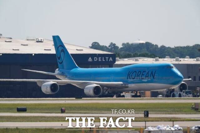 미국 조지아주 현대차그룹-LG에너지솔루션 배터리 합작 공장 건설 현장에서 구금된 한국인을 태울 대한항공 전세기가 10일(현지시간) 하츠필드-잭슨 애틀랜타 국제공항에 도착해 활주로를 이동하고 있다. /애틀랜타=AP.뉴시스
