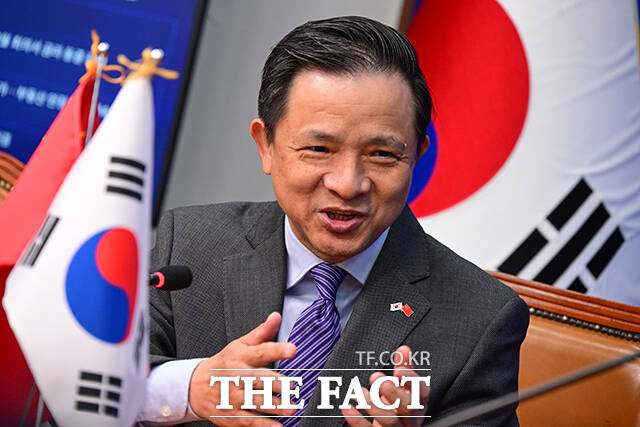 정청래 대표와 만나 인사말하는 다이빙 주한중국대사.