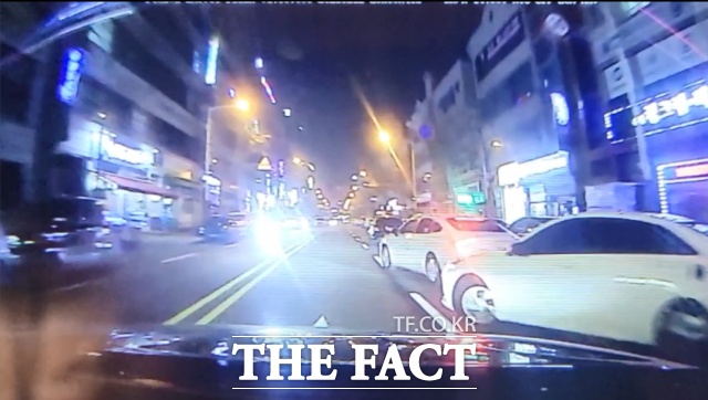 차선을 변경하는 차량을 피의자 차량이 고의로 충돌하고 있는 모습. /경기남부경찰청