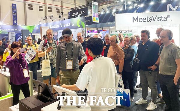 대전 5개 기업이 지난 5일부터 9일까지 독일 베를린에서 열린 ‘국제가전박람회(IFA) 2025’에서 혁신 기술을 선보였다. 사진은 외국 바이어들 대전기업 부스에서 제품 설명을 들으며 큰 관심을 보이고 있다./대전테크노파크