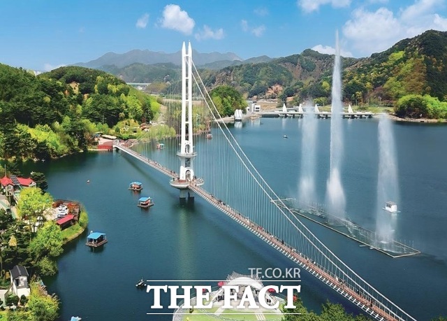 예당호 출렁다리 전경. /예산군.