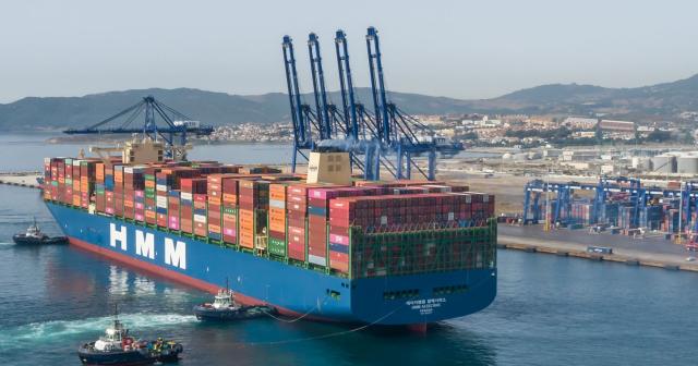 포스코그룹이 HMM 인수를 저울질하는 가운데 한국해운협회(협회)는 산업 생태계를 파괴하는 것이라며 철회돼야 한다는 입장을 밝혔다. 스페인 알헤시라스 터미널(TTIA)에 기항하는 2만4000TEU급 컨테이너선 HMM 알헤시라스호. /HMM