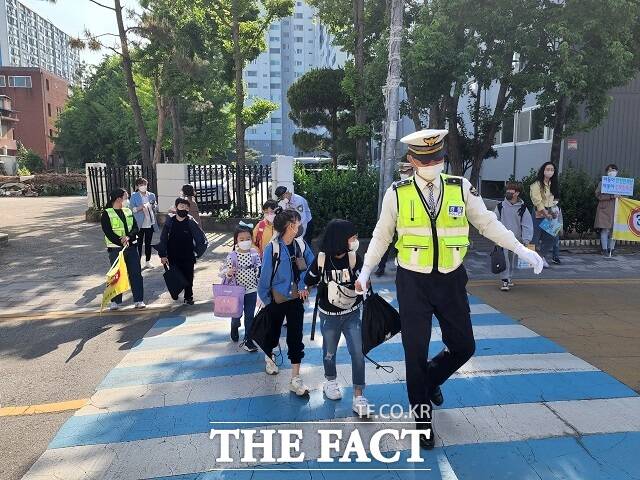 찰이 최근 잇따라 발생한 미성년자 대상 약취·유인 사건을 막기 위해 초등학교와 통학로 주변에 5만5000여명의 대규모 경찰력을 투입한다./전북청