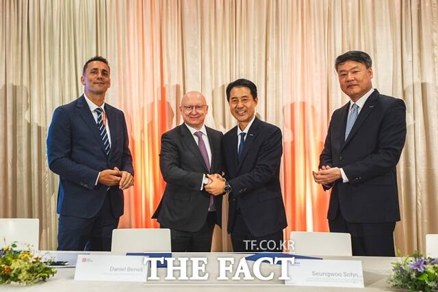 10일(현지 시간) 체코 프라하 CEZ 본사에서 열린 테믈린 원전 1·2호기 발전기 교체 사업 계약 체결식에서 각 사 관계자들이 기념촬영을 하고 있다. 왼쪽부터 보흐단 즈로넥(Bohdan Zronek) CEZ 원자력 본부장, 다니엘 베네쉬(Daniel Benes) CEO, 손승우 두산에너빌리티 파워서비스 BG장, 임영기 두산스코다파워 법인장. /두산에너빌리티