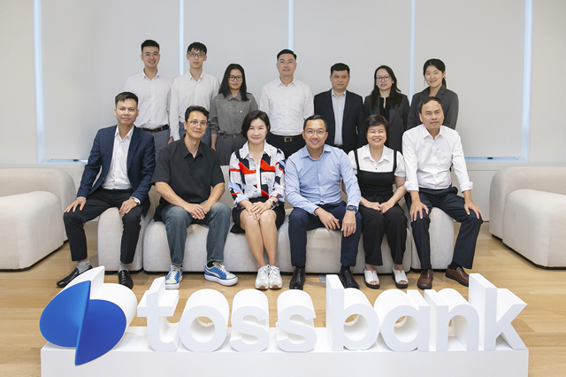 10일 토스뱅크와 베트남 최고인민검찰원 관계자들이 서울 강남구 토스뱅크 사옥에서 환하게 웃고 있다. 이정하 토스뱅크 최고정보보호책임자(앞줄 왼쪽 두번째), 이은미 토스뱅크 대표(앞줄 왼쪽 세번째), 황 민 띠엔 베트님 최고인민검찰원 디지털전환국장(앞줄 왼쪽 네번째). /토스뱅크