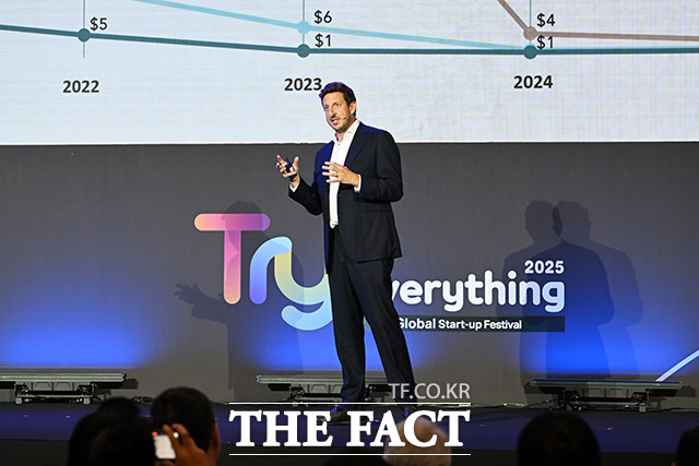 기조강연 하는 잭 캐스.