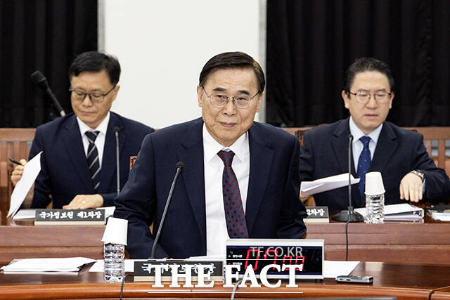 이종석 국가정보원장(가운데)이 11일 오전 서울 여의도 국회에서 열린 정보위원회 전체회의에 참석하고 있다. /국회=남윤호 기자