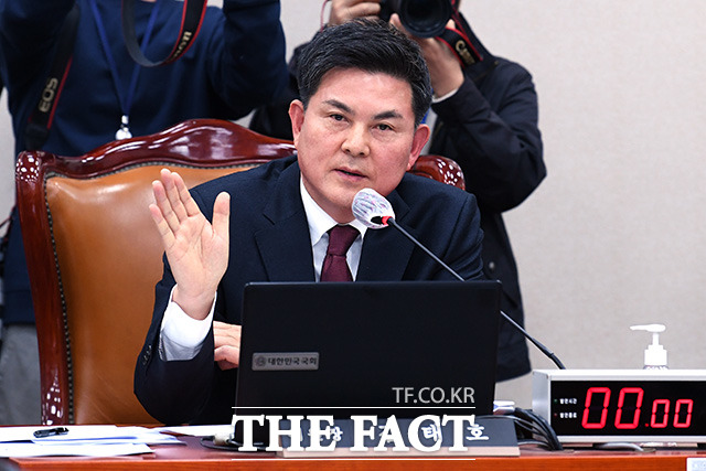 김태호 국회 외교통일위원회 위원장이 12일 오후 서울 여의도 국회에서 열린 외교통일위원회 전체회의에서 발언을 하고 있다./더팩트 DB