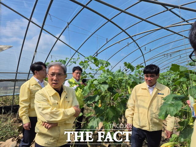 지난 10일 김병수 농협중앙회 조합감사위원장이 동군산농협 관내 수해피해 시설하우스 농가를 방문, 피해농가 일손돕기 및 재해 보험금 지급 등 종합적인 지원대책을 마련키로 했다. /전북농협