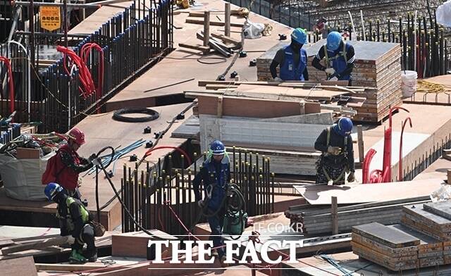 산업재해 불안과 열악한 근로환경에 청년층이 건설업 취업을 기피하고 있다. 국내 건설투자도 4년 연속 뒷걸음질치며 산업 기반이 흔들리고 있다. /박헌우 기자