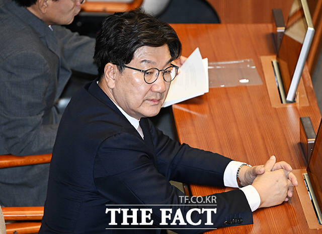 불법 정치자금 수수 혐의로 구속 영장이 청구된 권성동 국민의힘 의원이 9일 오전 서울 여의도 국회에서 열린 본회의에 참석해 자신의 체포동의안 보고를 듣고 있다. /배정한 기자