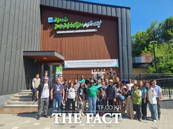 10일 고양 장항습지생태관에서 ‘제2차 람사르 국가습지인벤토리 국제워크숍’의 일환으로 진행된 현장 학습 프로그램 참가자들이 기념사진을 촬영하고 있다./고양시