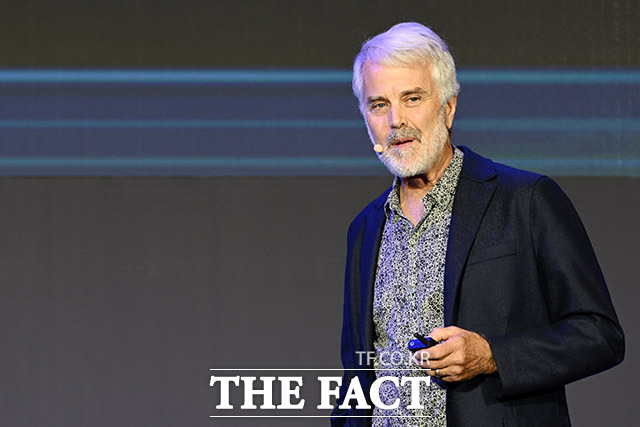 기조강연 하는 마틴 에버하드.