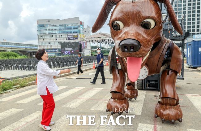 신계용 과천시장이 과천공연예술축제 1차 PRE-이벤트에서 축제 캐릭터 로그와 접촉하고 있다./과천시