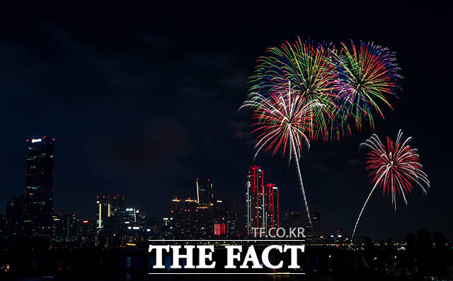 지난해 10월 5일 열린 2024 서울세계불꽃축제. 서울 여의도 한강공원에서 열린 가운데 불꽃이 밤하늘을 수놓고 있다. /장윤석 기자