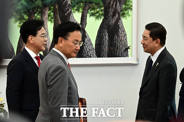 김병기 더불어민주당 원내대표와 송언석 국민의힘 원내대표가 10일 서울 여의도 국회에서 비공개 원내대표 회동을 갖고 있다./남윤호 기자