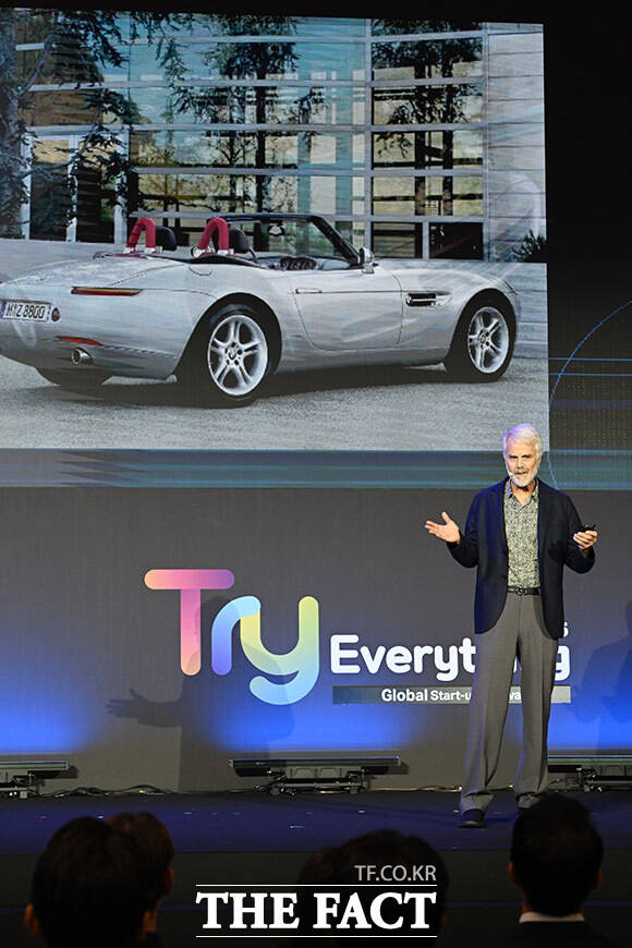 기조강연 하는 마틴 에버하드.