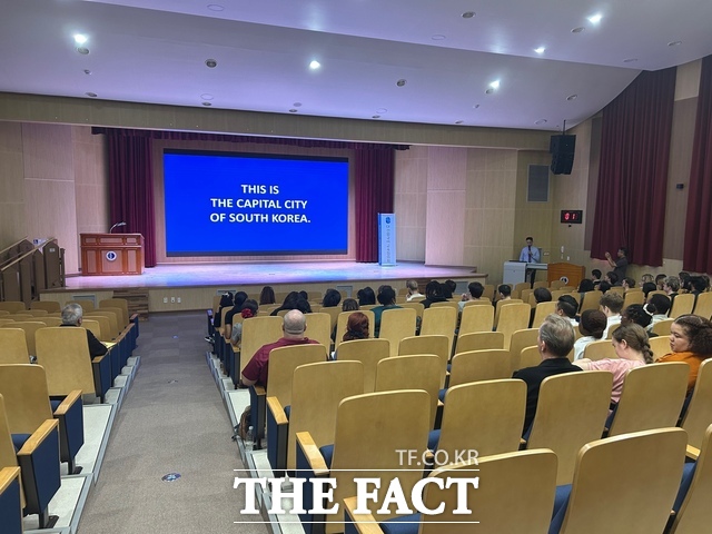 11일 대전교육과학연구원 대강당에서 2025년 학원 외국인 강사 연수를 진행하고 있다. /대전시교육청