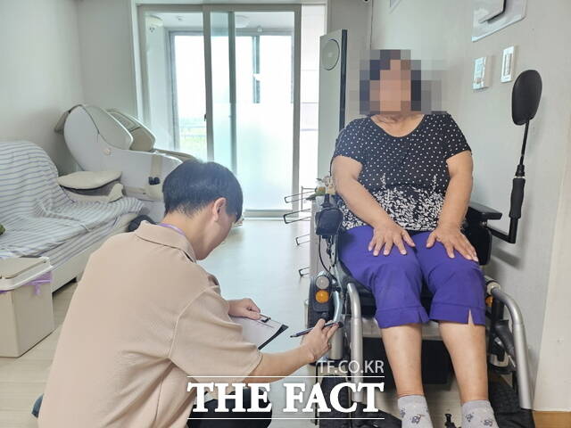 아산시가 의료급여 수급자를 대상으로 장애인보조기기 사용 실태에 대한 사후관리 및 점검을 실시하고 있다./아산시