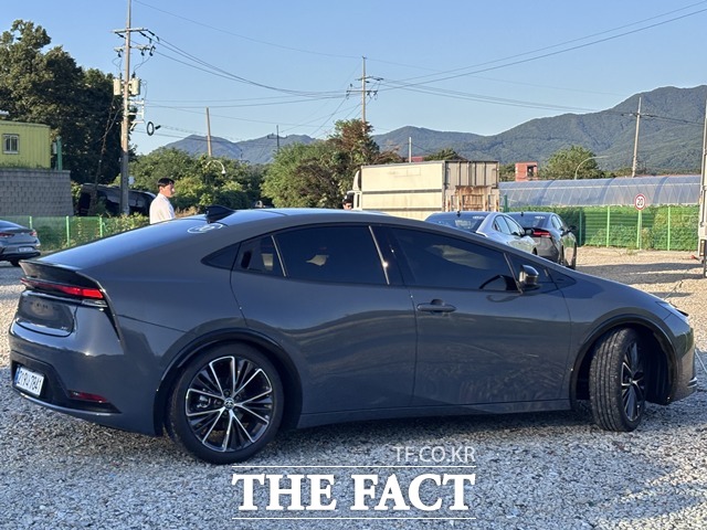 측면에서 본 5세대 프리우스. 루프 라인을 뒤로 이동시켜 완성된 유려한 실루엣이 특징이다. /황지향 기자