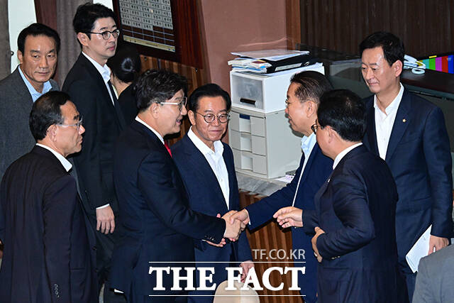 권영세 의원과 악수하는 권성동 의원.