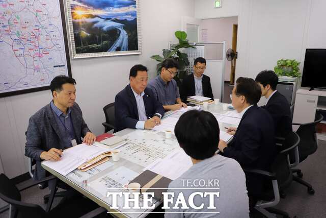 어기구 의원이 11일 세종 정부청사 관계 공무원들과 릴레이 면담을 갖고 당진 지역 주요 현안 해결을 위한 협력을 요청했다. /어기구 의원실