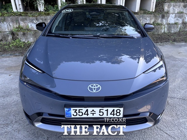 지난 10일 오후 경기 이천시의 한 카페 주차장에 서 있는 5세대 토요타 프리우스 AWD. 해머헤드 콘셉트 전면부와 U자형 주간주행등이 눈에 띈다. /황지향 기자