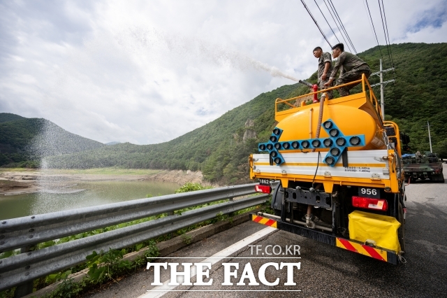지난 2일 강원 강릉시 오봉저수지 안으로 군 장병들이 살수차에 싣고 온 물을 뿌리고 있다. /강릉=장윤석 기자