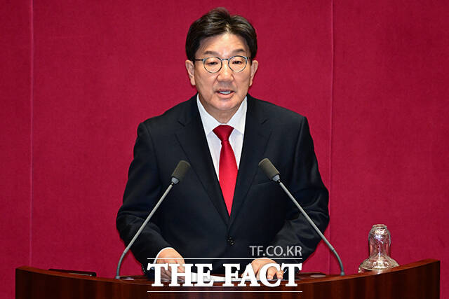 불법 정치자금을 수수한 혐의로 구속영장이 청구된 권성동 국민의힘 의원에 대한 체포동의안이 11일 국회를 통과했다. 권 의원 본인은 표결에 참여했지만 국민의힘 의원들은 불참했다. 권성동 의원은 불체포 특권 포기 의사를 밝히며 정치보복은 나 하나로 끝내라고 발언했다. /남윤호 기자