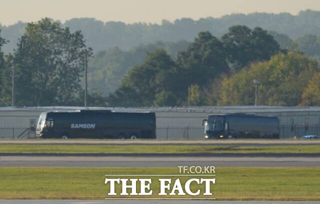 11일(현지시간) 미국 조지아주 애틀랜타 하츠필드-잭슨 국제공항에 미국 이민 당국의 단속으로 체포된 현대차-LG엔솔 한국인 근로자 300여 명이 탑승한 버스가 도착하고 있다. /애틀랜타=AP.뉴시스