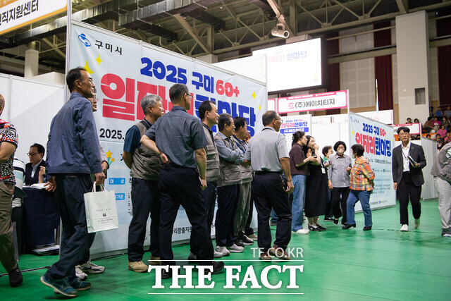 11일 구미복합스포츠센터에 열린 60+ 일자리 한마다 행사에 시니어 구직자들이 참여하고 있다. /구미시