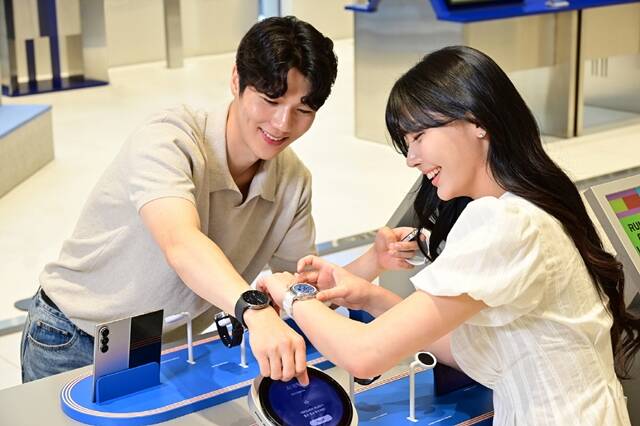 삼성전자 모델이 갤럭시워치8 시리즈를 소개하고 있다. /삼성전자