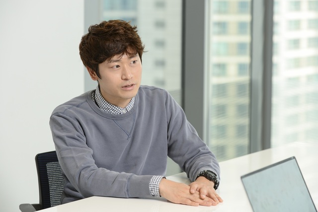 쿠팡플레이 오리지널 직장인들2를 연출한 김민 PD가 최근 서울 종로구 삼청동 한 카페에서 백현진 김민교와 함께 <더팩트>와 만나 인터뷰를 진행했다. /쿠팡플레이