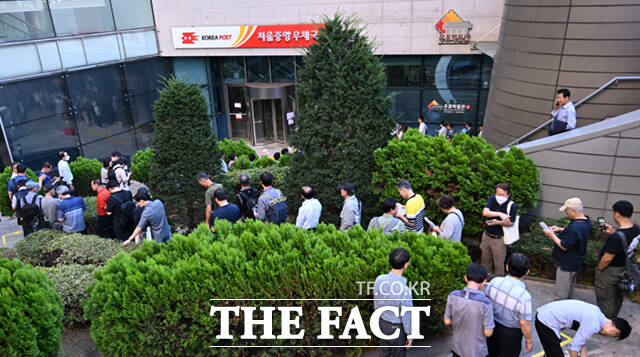 11일 오전 서울 중구 서울중앙우체국 앞에서 이재명 제21대 대통령 취임 기념우표를 구입하려는 시민들이 줄을 서고 있다. /이새롬 기자